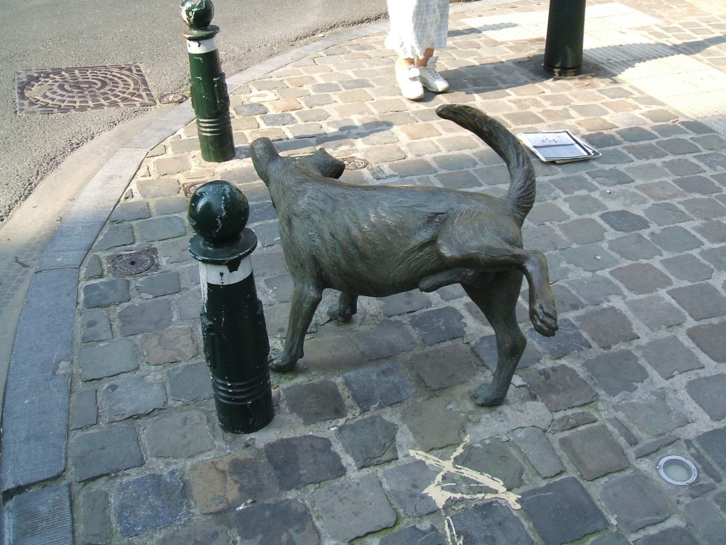 Zennike Pis dog statue in Brussels, Belgium.