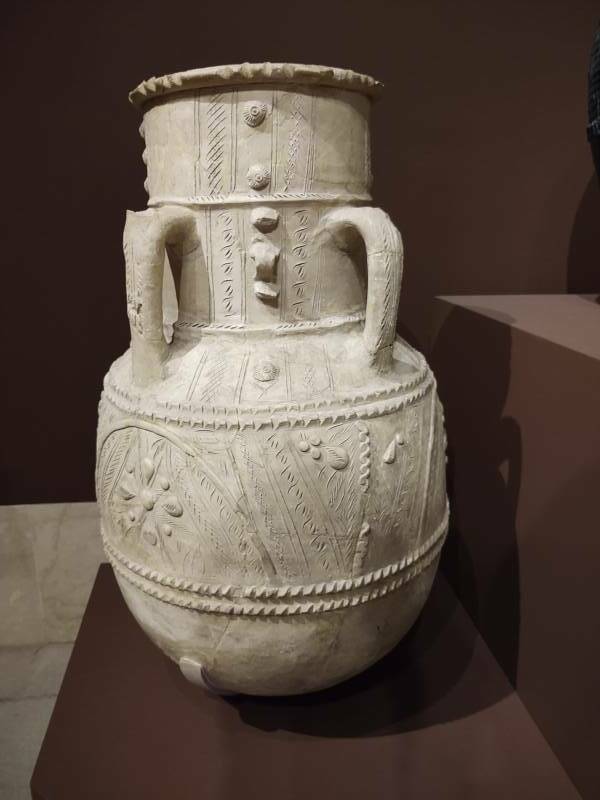Abbāsid period water storage jar found near Ctesiphon, dating from the 8th to 10th century CE, at the Metropolitan Museum of Art in New York.