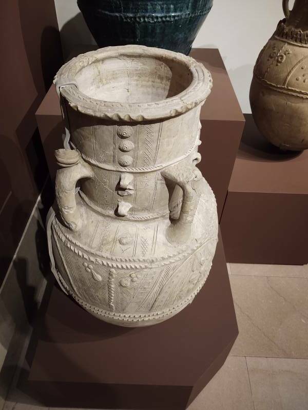 Abbāsid period water storage jar found near Ctesiphon, dating from the 8th to 10th century CE, at the Metropolitan Museum of Art in New York.