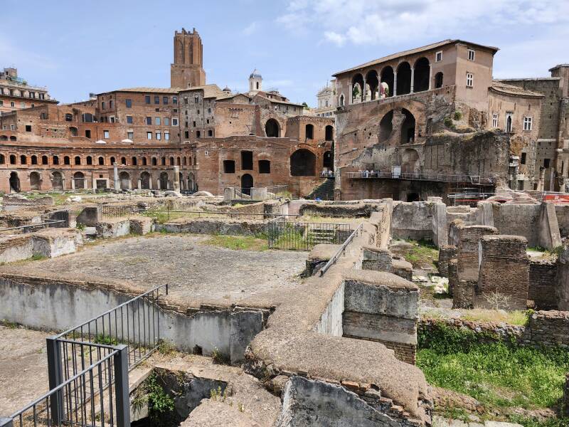 View back across northern Forum area past S.M.O.M. building, Forum of Trajan to the left, Forum of Augustus to the right.