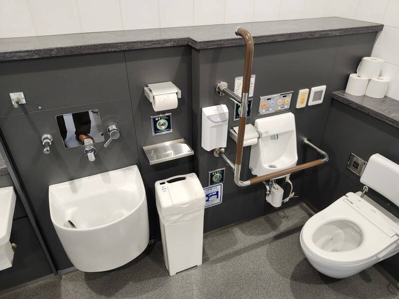 Ostomy-friendly public toilet at Haneda Airport