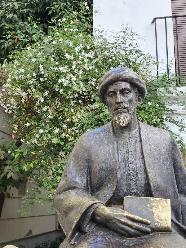 Statue of Maimonides in Córdoba.