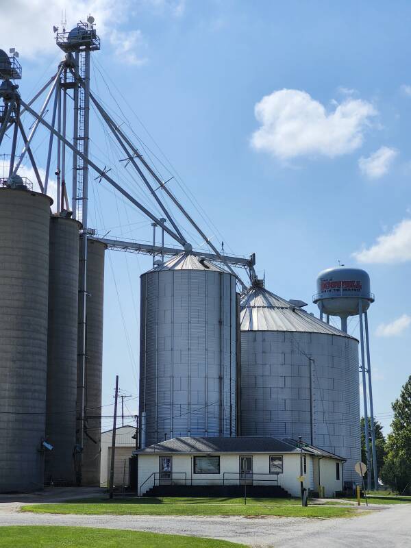 Water tank reading 'Boswell, Indiana: Hub of the Universe'.