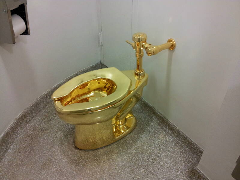 Video: Golden toilet, kitchen, halls found in cop's lavish mansion