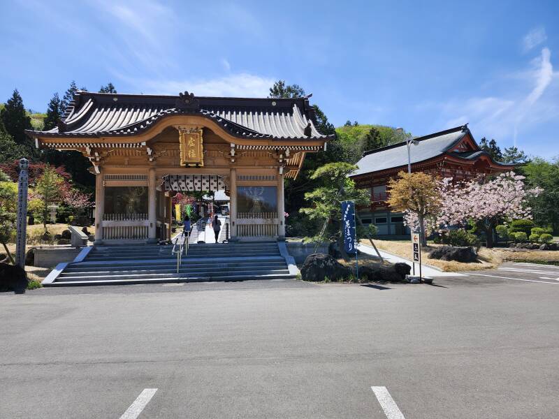 Entry gate and Kōya-san Aomori Betsu-in at Seiryū-ji.