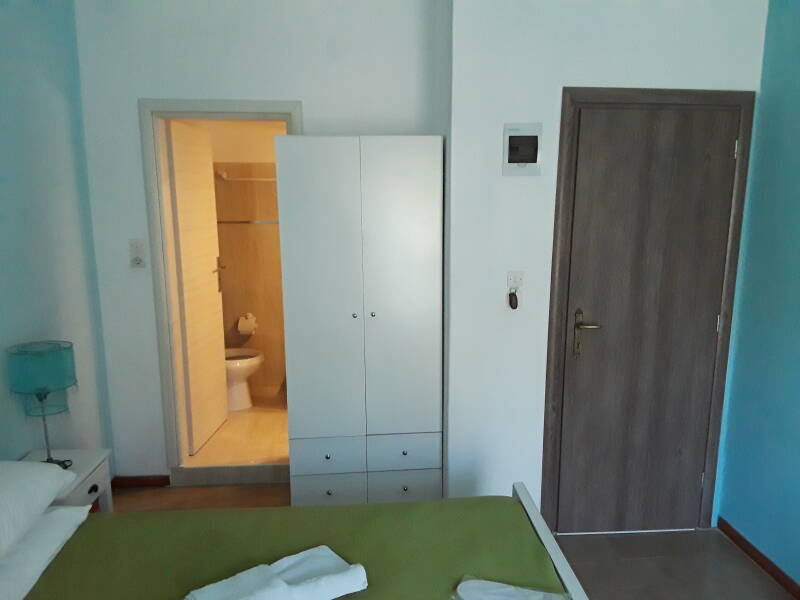 Bedroom and attached bathroom at Apartments Papafotis in Alinda on Leros.