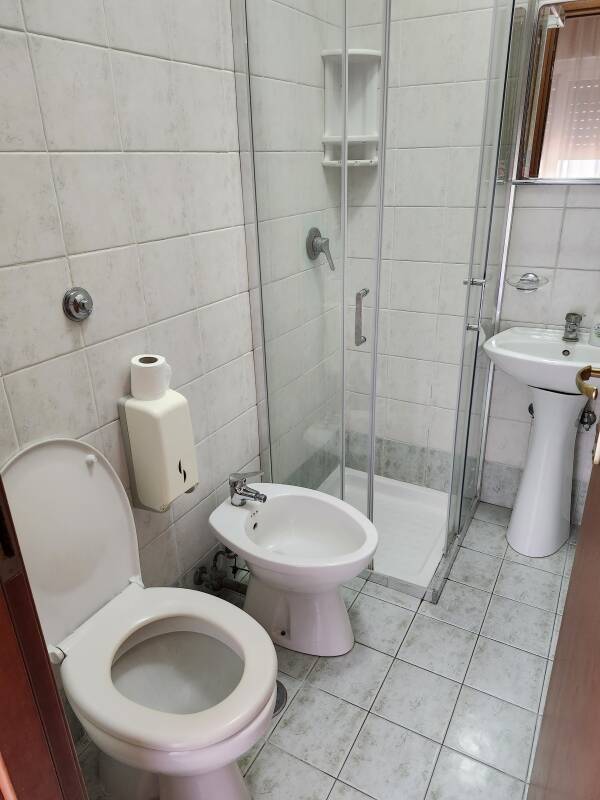 Toilet, bidet, and shower at Guesthouse Pitagora in Rome.