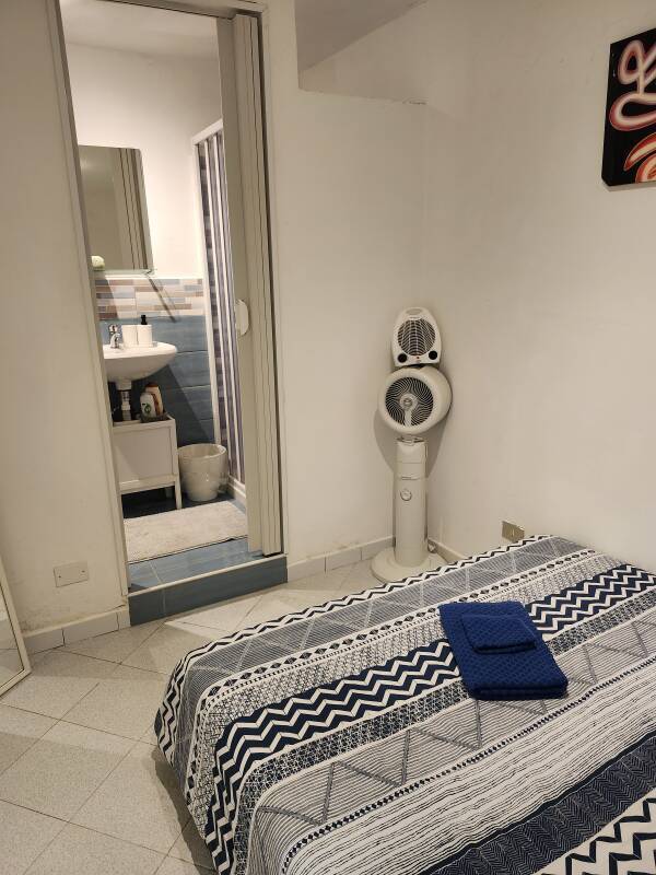 Bedroom and bathroom at Casa Vacanza Nina in Salerno.