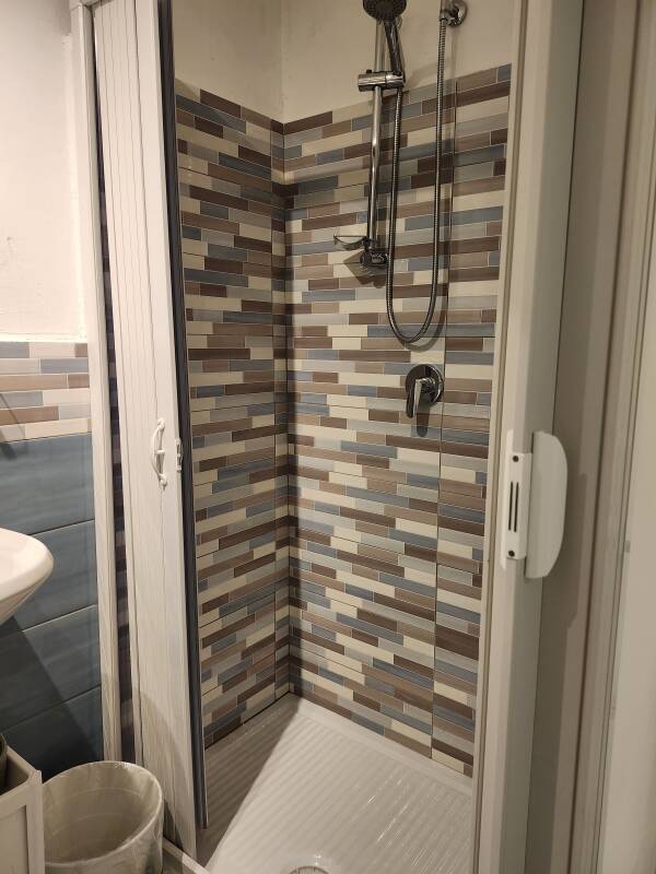 Sink and shower at Casa Vacanza Nina in Salerno.