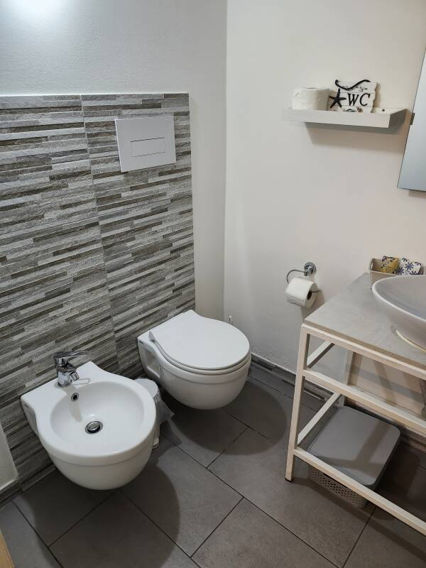 Bidet, toilet, and sink at Anna's Residence in Siracusa.