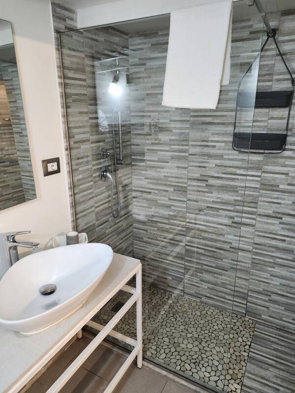 Sink and shower at Anna's Residence in Siracusa.