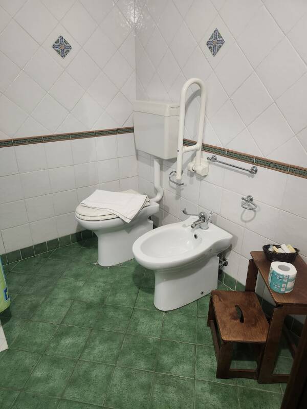 Toilet and bidet at Pedra Residence on Stromboli.