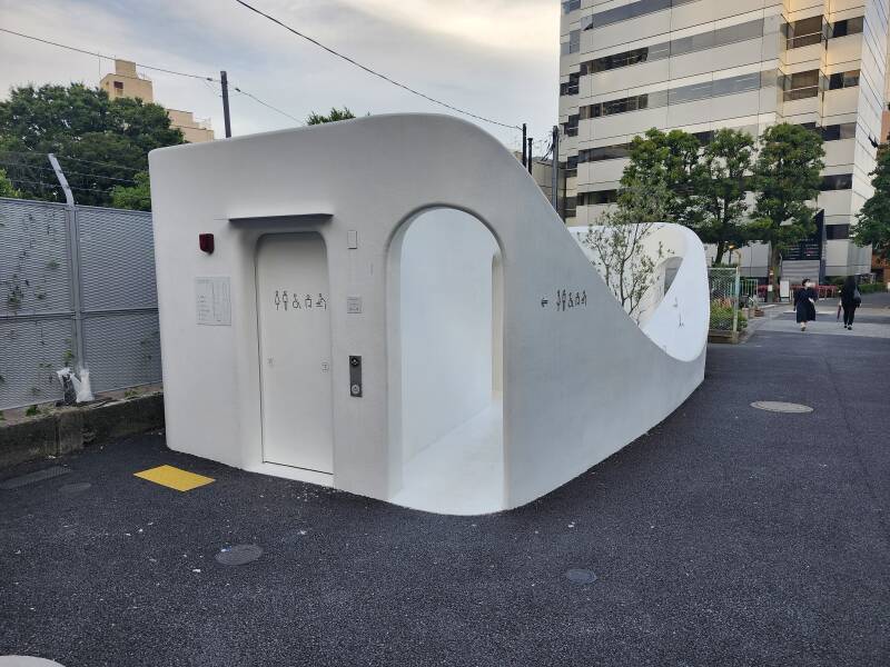 Overview of the Nishisandō Public Toilet.