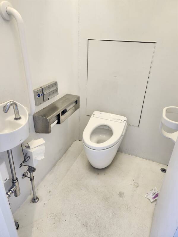 Sink and toilet in the men's room at the Nishisandō Public Toilet.