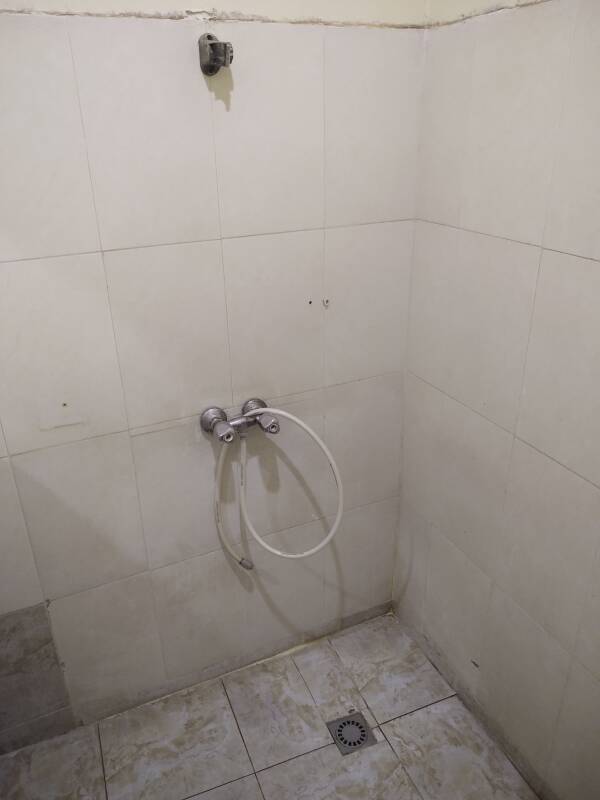 Shared shower at Riad Zitoun Lakdim in Marrakech.