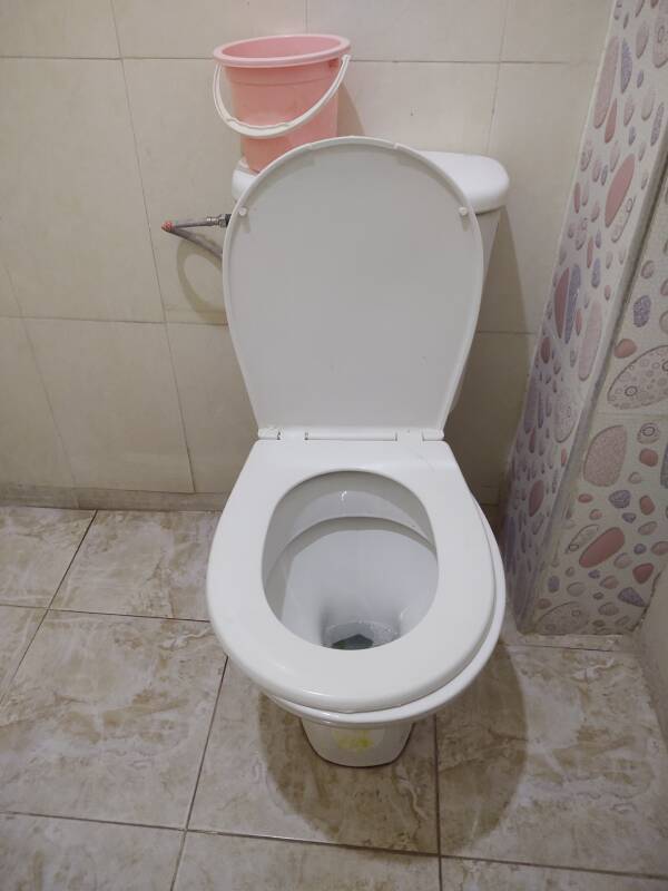 Shared toilet at Riad Zitoun Lakdim in Marrakech.
