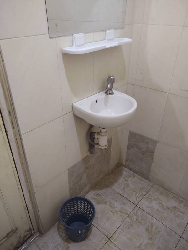 Shared bathroom at Riad Zitoun Lakdim in Marrakech.