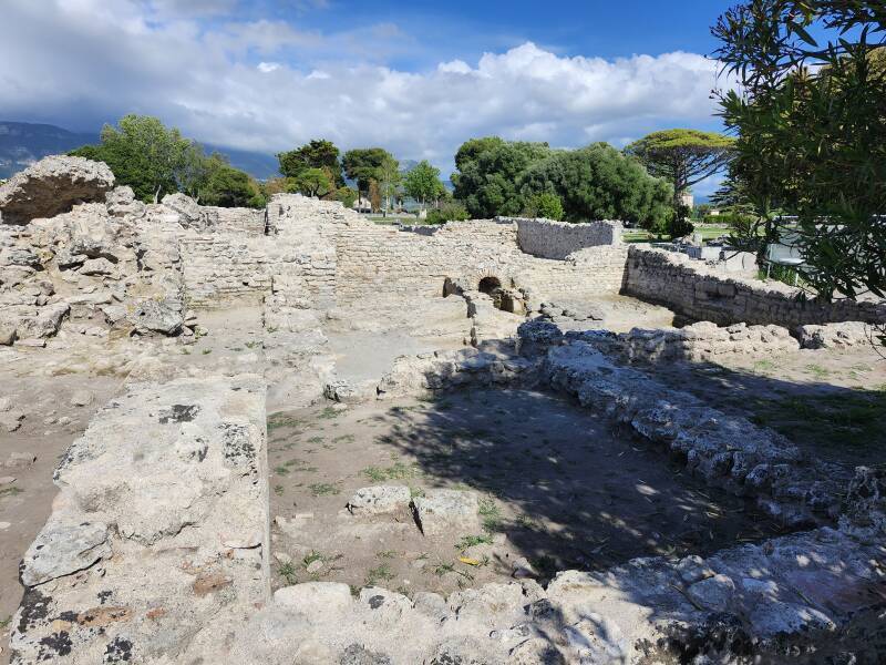 Large central bath.