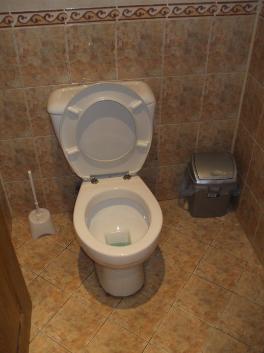 Scintillante bagno pulito a Hostel Mostel a Veliko Tarnovo.