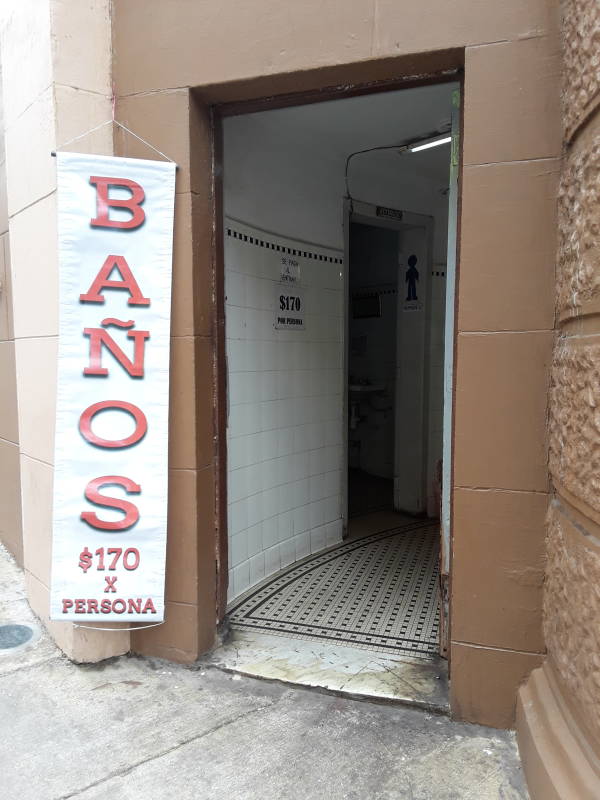 Baños públicos in Valparaíso.