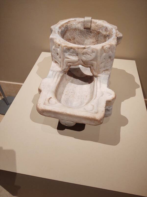 Fatimid Caliphate marble kilga or or water jar stand from either Egypt or Syria, from the 11th or the first half of the 12 century, object 20.176 at the Metropolitain Museum of Art in New York.