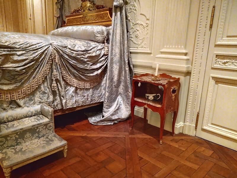 1757-58 French chamber pot from Sèvres in the Lauzun Room within the Metropolitan Museum of Art in New York.