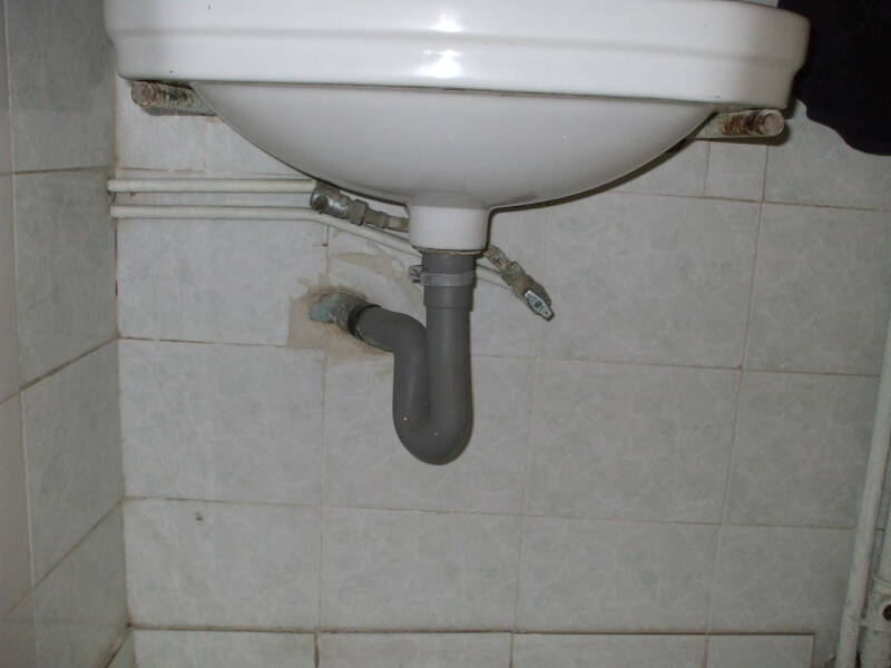 Typical sink and mirror in the Students' and Travelers' Inn, in Athens.