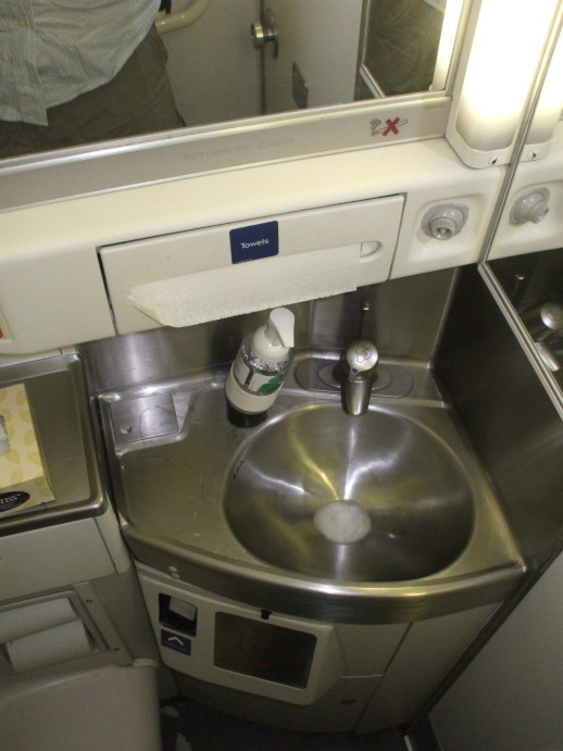Lavatory on board a Delta MD-88 airliner.