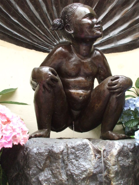 Jeanneke Pis statue in Brussels, Belgium.