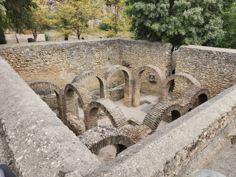 Arches supporting vaulted roof of reception hall.