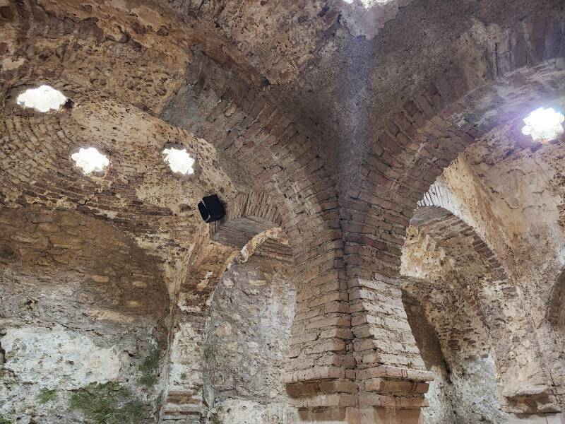Warm Room with columns topped by horseshoe arches, supporting a vaulted ceiling with star-shaped skylights.