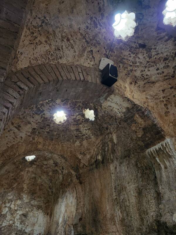Warm Room with columns topped by horseshoe arches, supporting a vaulted ceiling with star-shaped skylights.