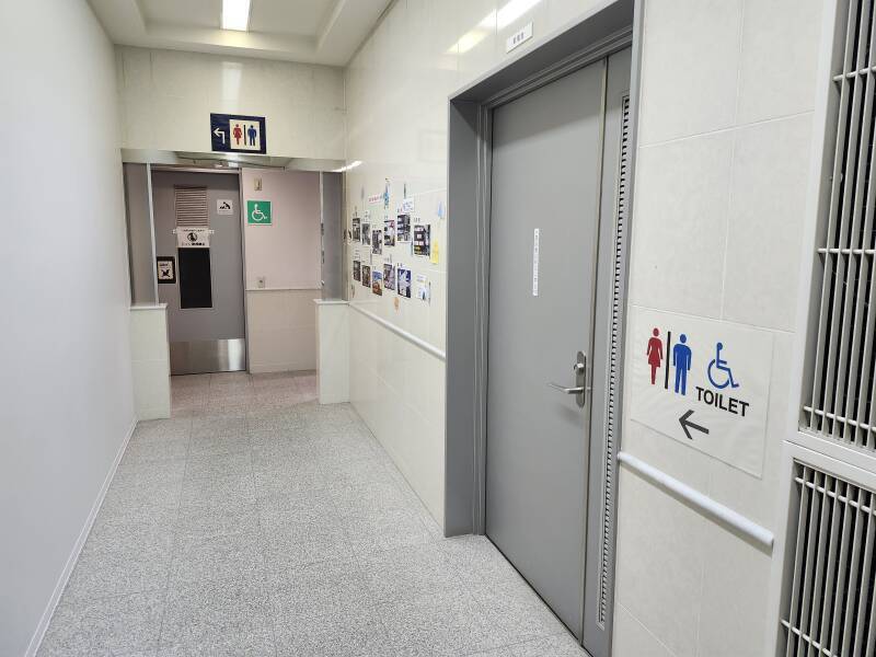 Hallway leading to the toilets.