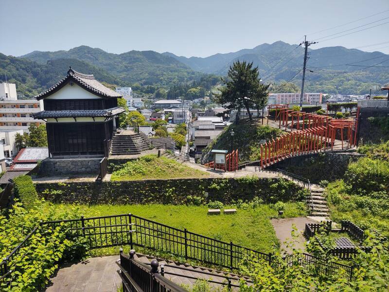 Utonoguchi-mon-wakiyagura within Usuki castle.
